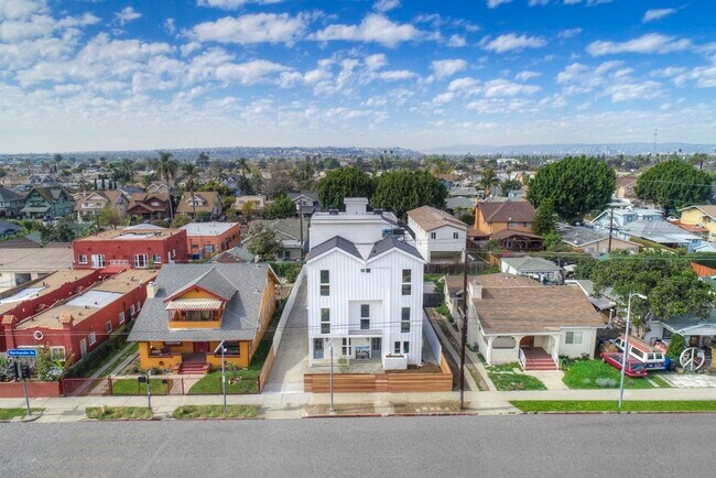Building Photo - 4177 S Normandie Ave