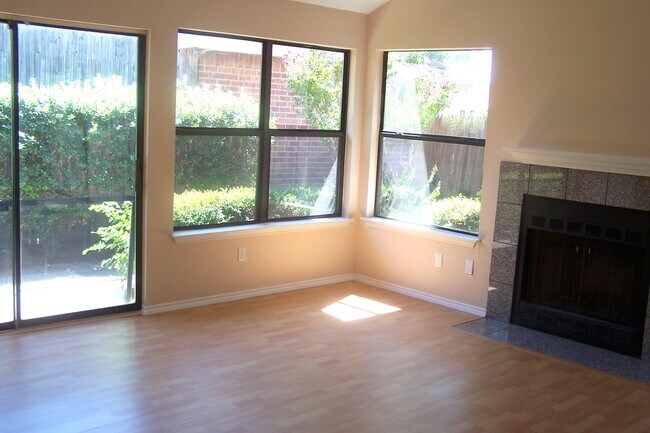 Foto del edificio - 6743 Poppy Dr