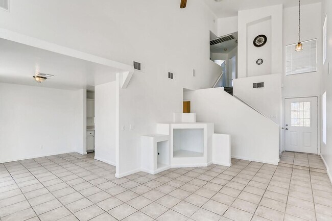 Foto del edificio - 3 Bedroom, 2 Story Home with Vaulted Ceili...