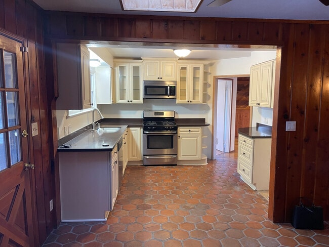 Building Photo - 6210 Yolanda Ave