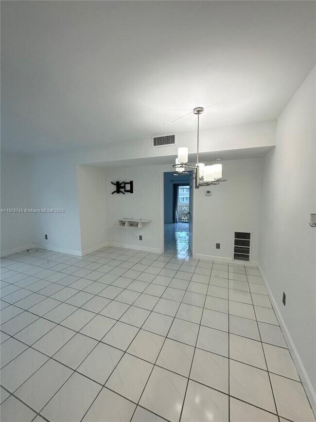 Foto del edificio - 8400 Byron Ave