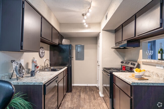 Kitchen, 2BR, 2BA - 880SF - Dover Pointe