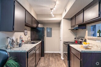 Kitchen, 2BR, 2BA - 880SF - Dover Pointe