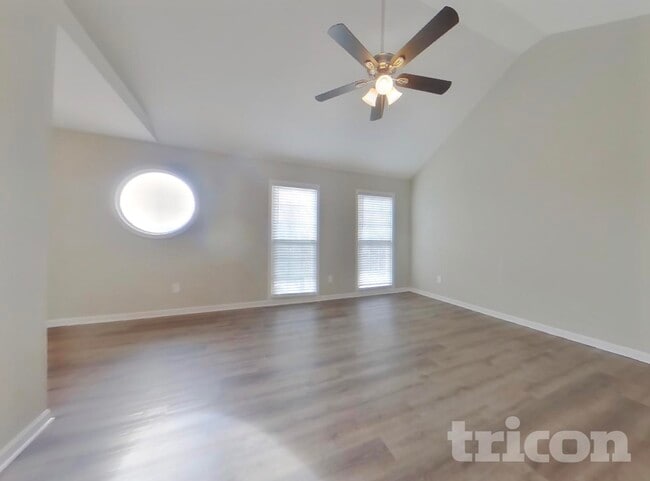 Building Photo - Available Now In NW Highcliffe Dr.