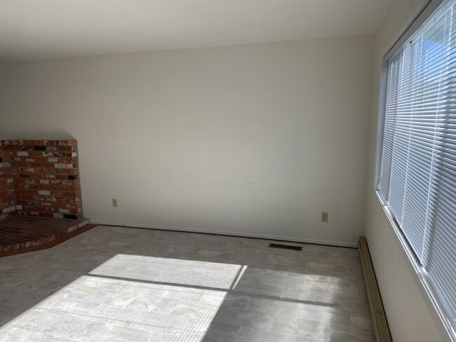 Foto del edificio - 2 Bedroom Unit in Newport!