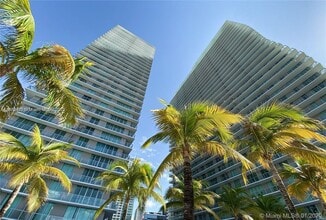 Building Photo - 1111 SW 1st Ave