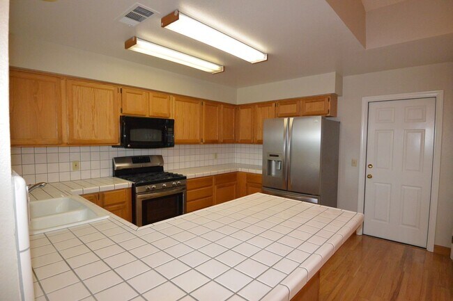 Building Photo - 3 bedroom 2 bathroom in the El Diamante sc...