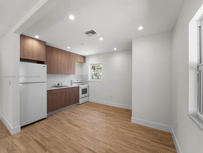 Building Photo - 238 NW 41st Ave