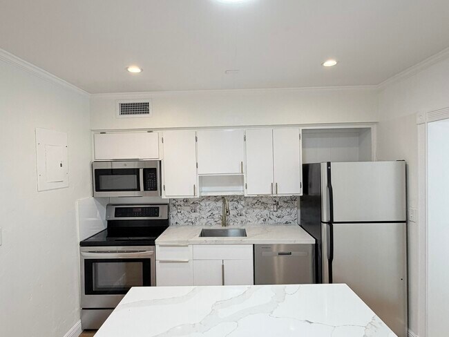 Building Photo - 1413 SW 23rd Ave