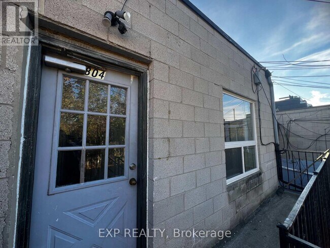 Photo du bâtiment - 804A St Clair Ave W