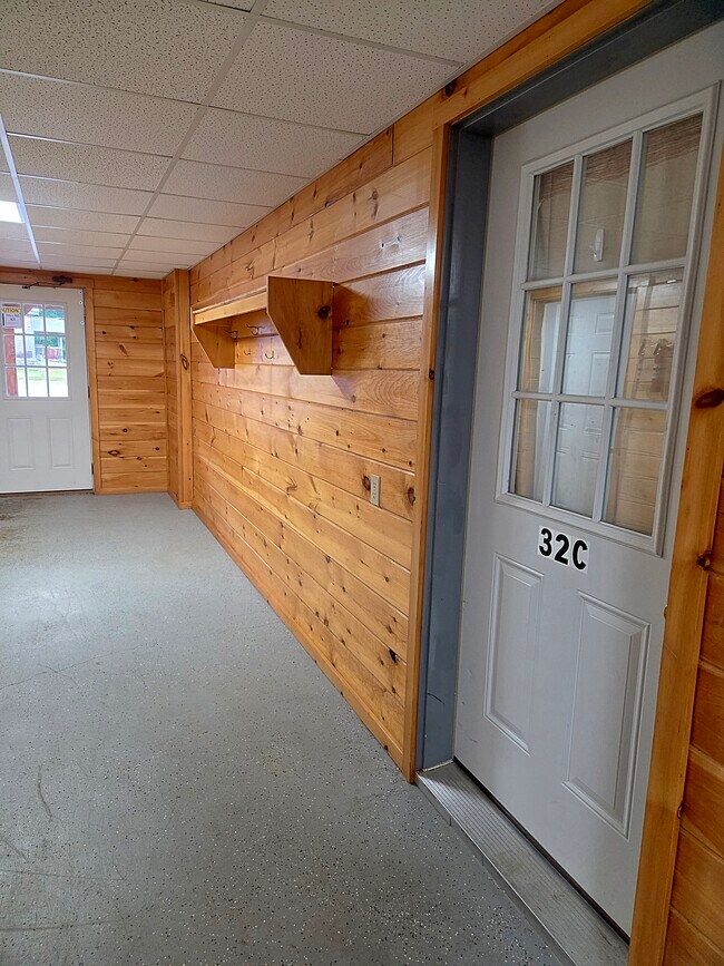 entrada exterior del pasillo del apartamento - 32 Stagecoach Rd