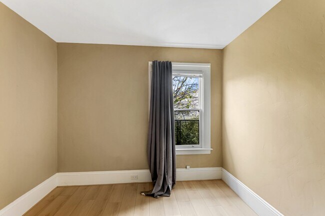 Building Photo - #825 Full room in Oakland 3-bed / 1.0-bat