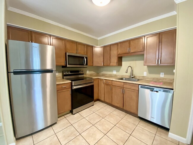 Building Photo - Two Bedroom Condo Located close to Everything Hilton Head Island has to Offer!