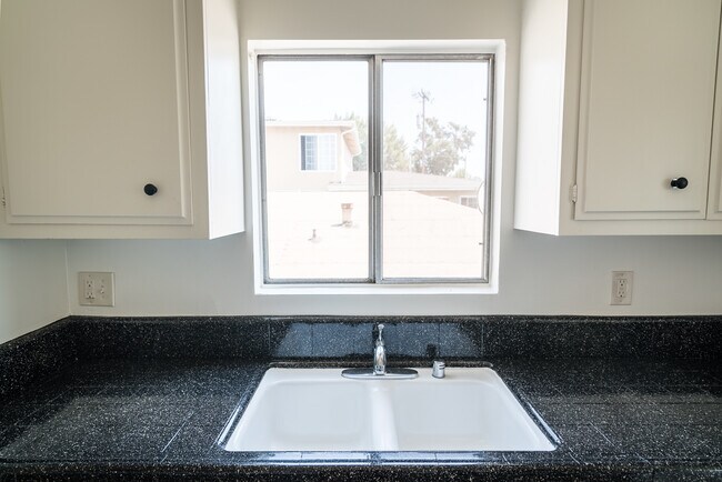 Building Photo - 819 Ocean Park Blvd