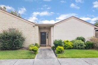 Building Photo - 910 Fleetwood Pl Dr