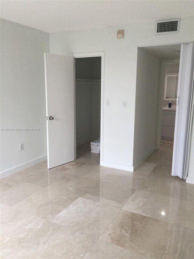 Foto del edificio - 17570 Atlantic Blvd