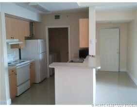 Building Photo - 5016 Lantana Rd