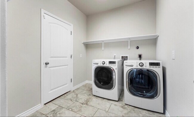 Foto del edificio - 6206 Cordillera Dr