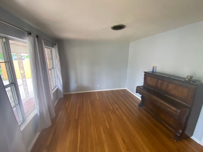 Building Photo - Charming 3-Bedroom Home with Pool in Jeffe...