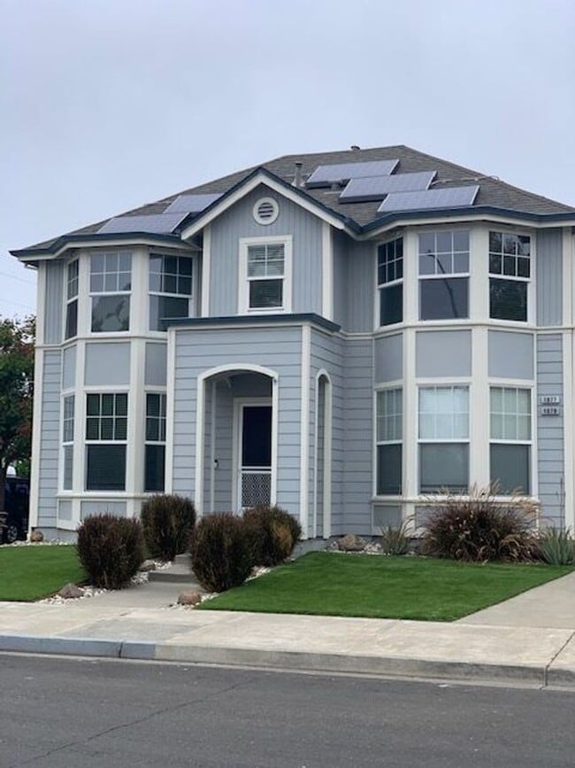 Foto del edificio - ~4 Bedroom 2.5 Bath House ~ Includes Water & has Solar ~ Huge Savings on Utilities ~