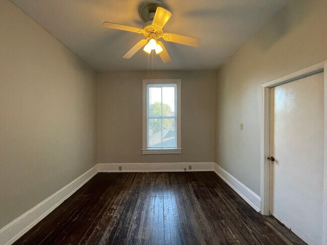 Foto del edificio - One Bedroom Apartment in Great Downtown Lo...