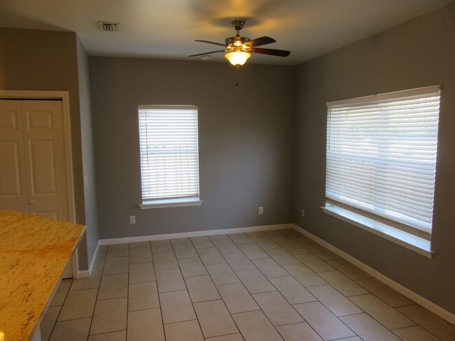 Foto del edificio - 2416 Astrid Ln