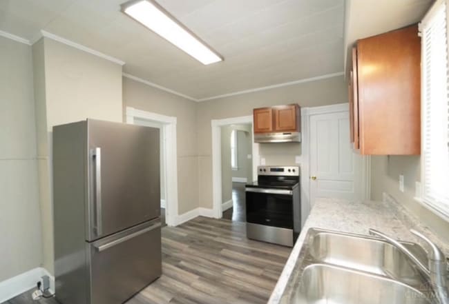 Foto del edificio - 124 Eaton Ave