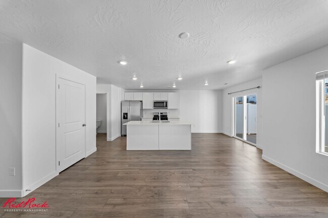 Foto del edificio - A Lovely 3 Bedroom Townhome designed for Elevated Living!