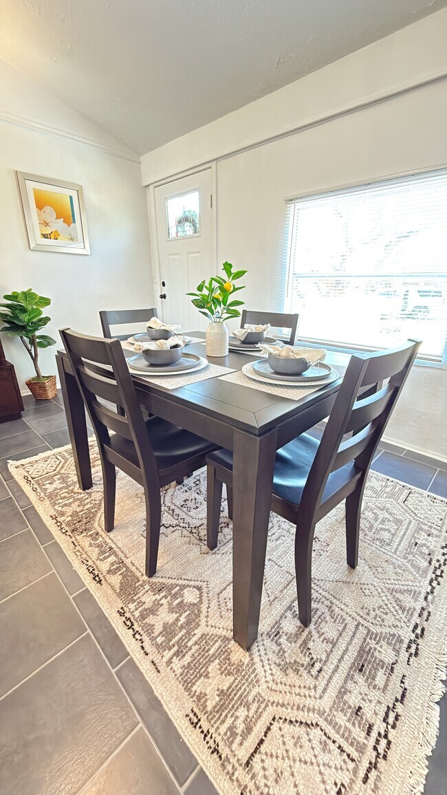 Comedor - 10603 Thomaswood Ln