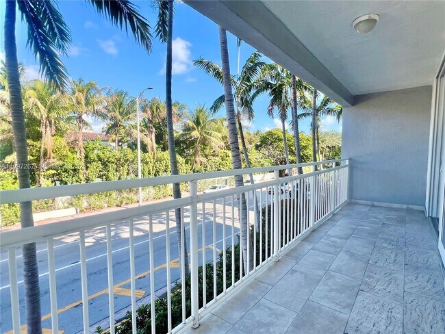 Foto del edificio - 7832 Collins Ave