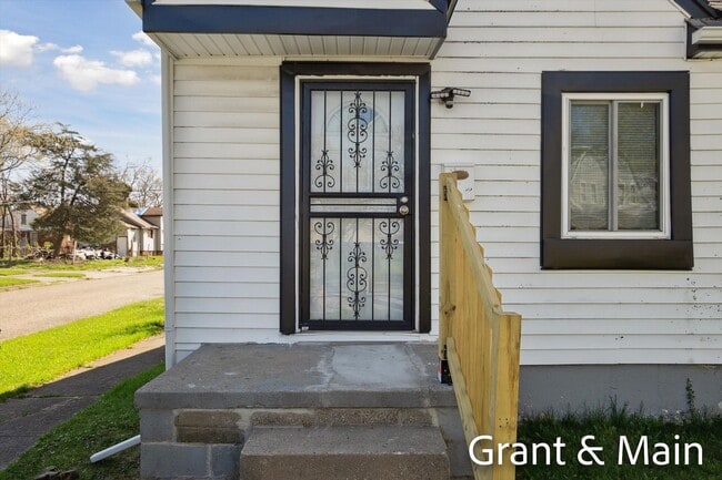 Building Photo - $1299 3 bedroom bungalow