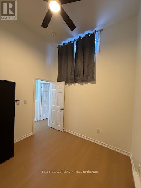 Photo du bâtiment - 404 Queen St W