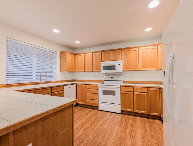 Foto del edificio - **Move-in Special!!!** Spacious 4 bd, 2.5 ba with 2 car garage and fenced yard!