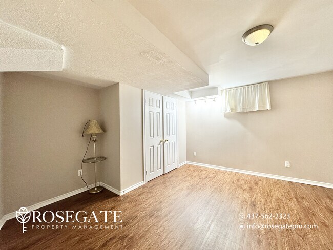 Photo du bâtiment - Bright 2-Bedroom Basement Apartment with Parking in Pickering