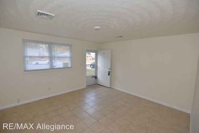 Building Photo - 2 br, 1 bath House - 1173 A GUNN HALL