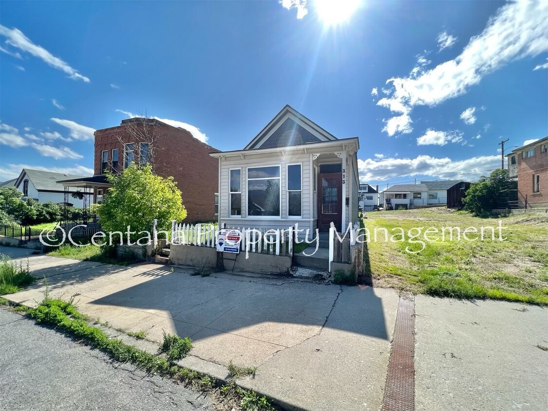 Primary Photo - Pet friendly house on Washington!