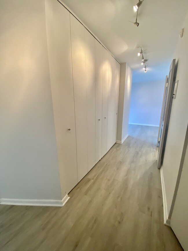 Foto del edificio - 155 N Harbor Dr