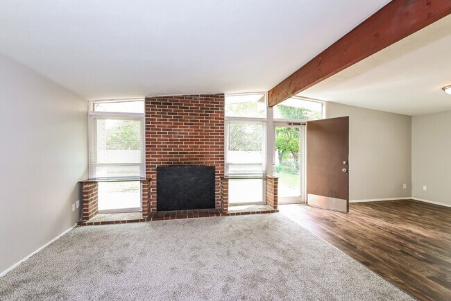 Foto del edificio - 790 Pebble Ln