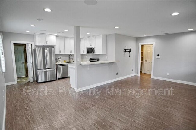Foto del edificio - 19504 Leadwell St