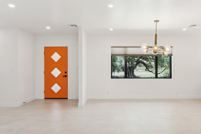 Foto del edificio - 8022 N 8th Ave
