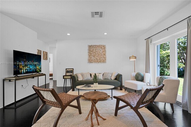 Foto del edificio - 4121 Woodridge Rd