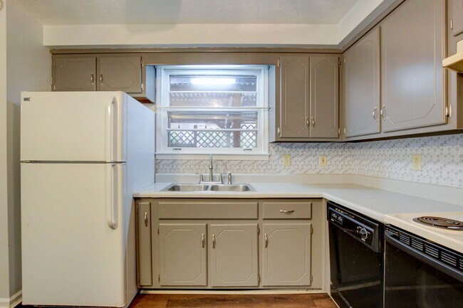 Building Photo - 17 Binks Dr