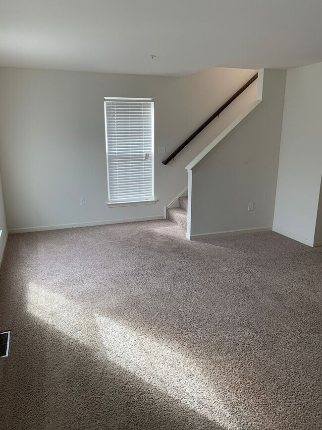 Building Photo - Spacious townhome located in The Gates ava...
