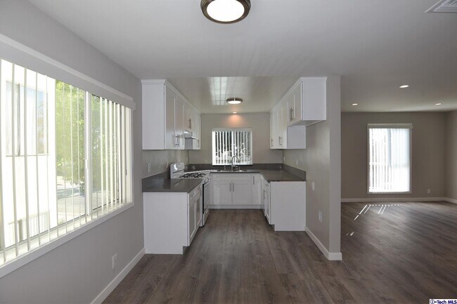 Building Photo - 1221 E Wilson Ave