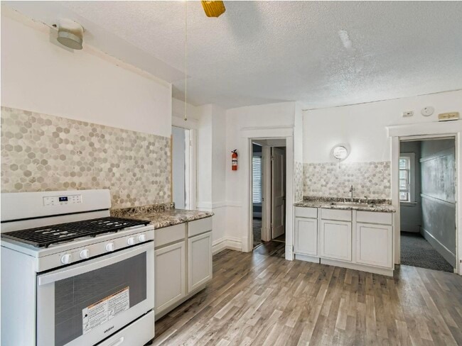 Building Photo - 597 Geranium Ave E