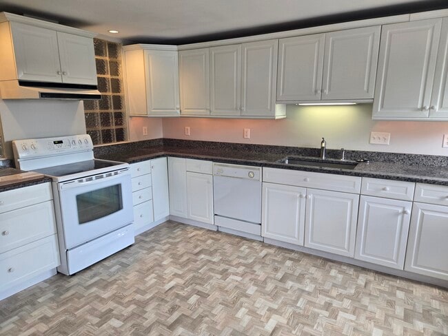 Kitchen - 302 Bonair Ave (Hatboro, PA) Apartment