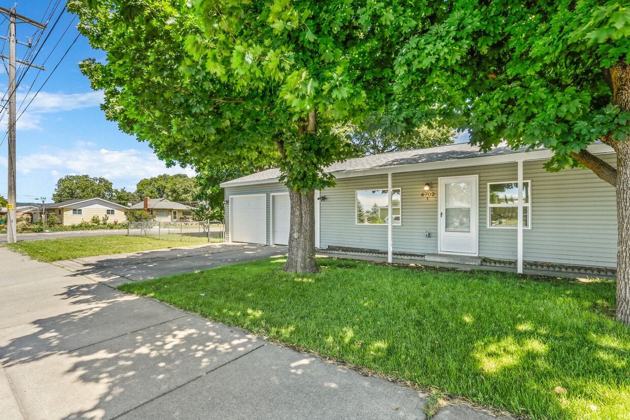 Primary Photo - 6702 E 3rd Ave