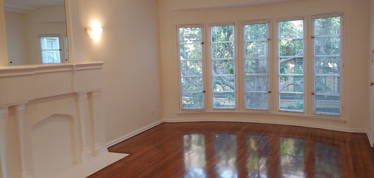 living room - 444 S Palm Dr