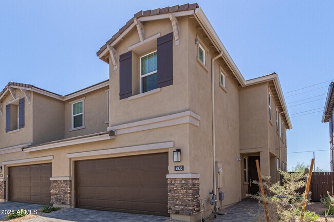 Building Photo - 5835 E Rose Garden Ln