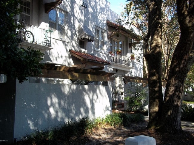 Building Photo - 1066 Sorrento Rd